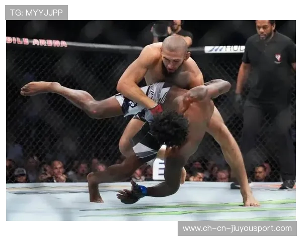 UFC拳手精彩绝技：抱摔砸地压制对手，喘不过气的瞬间震撼全场