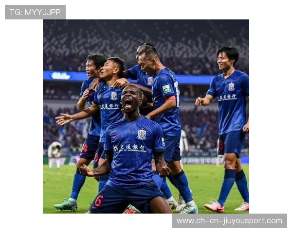 上海申花禁区前沿横向拉扯，突然直塞送出单刀